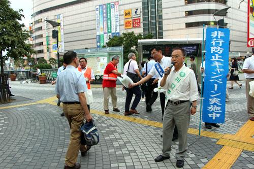 平成28年度青少年非行防止・防犯街頭キャンペーンのPRをする市長の写真