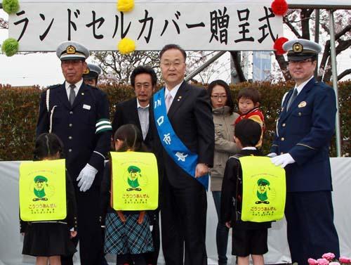 小学生と記念撮影をする市長の写真