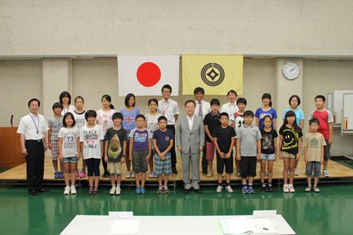 川口市小学生文化交流使節団結団式で記念撮影する市長の写真