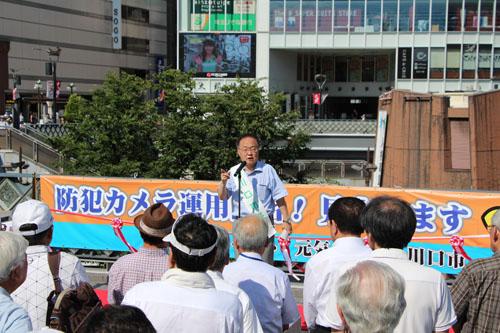 防犯カメラ運用開始式でスピーチする市長の写真