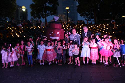 参加者と記念撮影する市長の写真