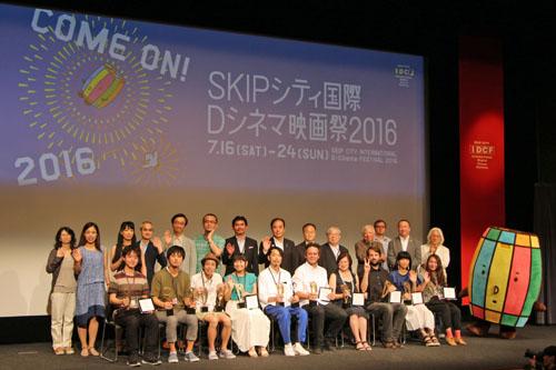 受賞者と記念撮影する市長の写真