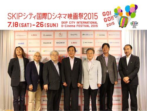 SKIPシティ国際Dシネマ映画祭2015記者発表会で記念撮影する市長の写真