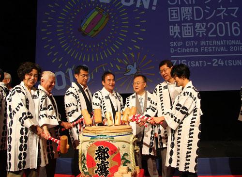 鏡開きを行う市長の写真