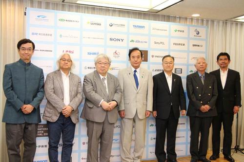 関係者と記念撮影する市長の写真