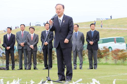 荒川ふれあいまつり2016でスピーチする市長の写真