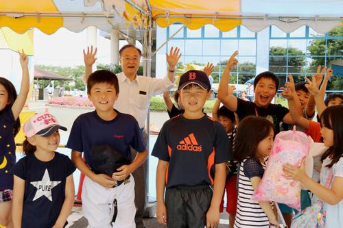 子供たちと記念撮影する市長の写真