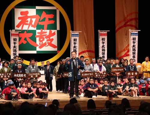 第46回川口初午太鼓コンクールでスピーチをする市長の写真