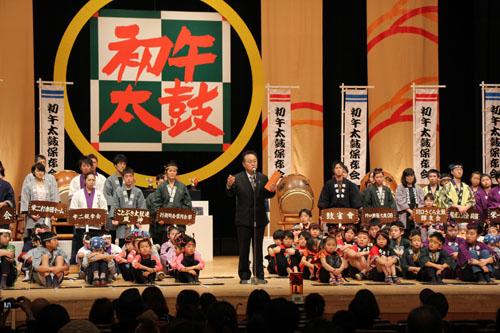 第45回川口初午太鼓コンクールでスピーチする市長の写真