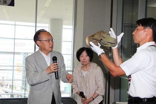 川口市平和展で対談をする市長の写真