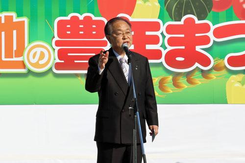 第25回緑と大地の豊年まつりでスピーチする市長の写真