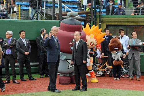 関係者から話を聞く市長の写真