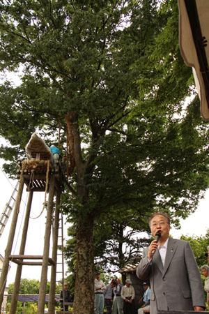 安行原の蛇造りの前でスピーチする市長の写真