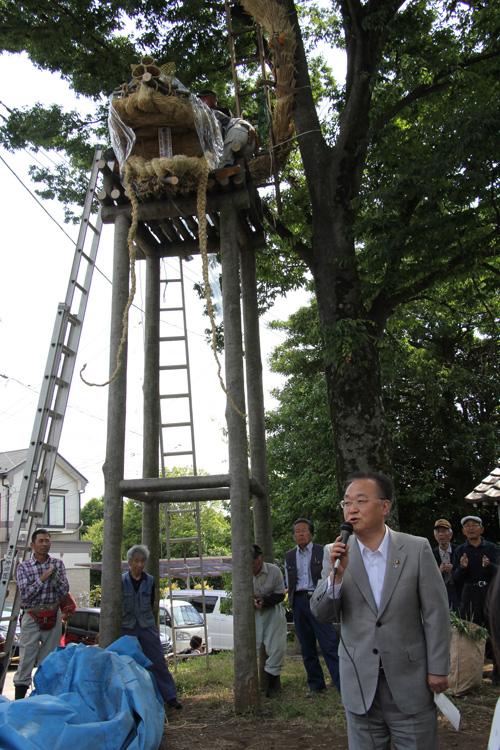 安行原の蛇造りでスピーチをする市長の写真