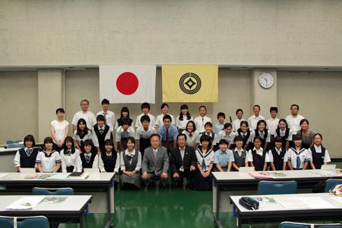 海外派遣される中学生・高校生と記念撮影する市長の写真
