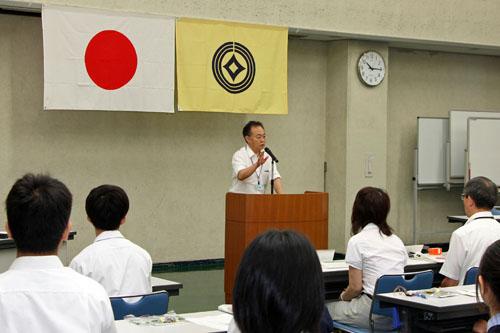 海外派遣される学生にスピーチをする市長の写真