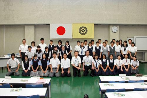 学生と記念撮影する市長の写真