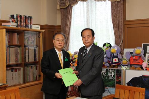 新警察署設置要望書を提出する市長の写真