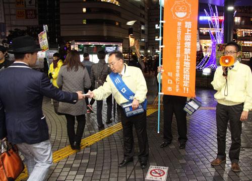 路上喫煙禁止地区啓発駅頭キャンペーンで路上喫煙防止を呼びかける市長の写真