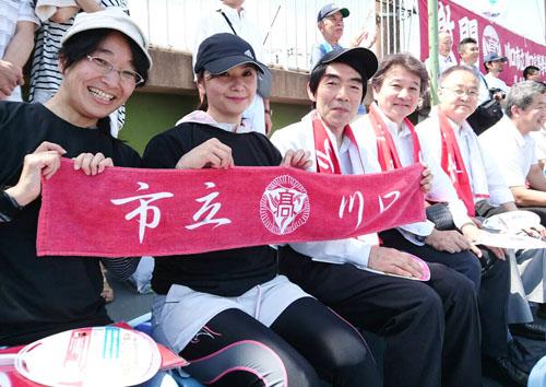 川口市営球場で試合観戦する市長の写真