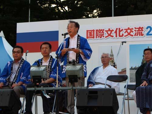 国際文化交流2015でスピーチする市長の写真