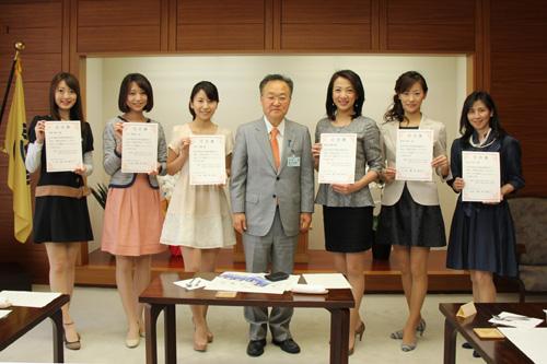 川口市観光コンシェルジュ第1号の川口御成姫と記念撮影する市長の写真