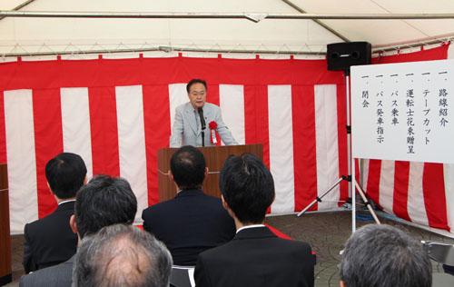 川口元郷駅・川口駅~羽田空港連絡バス開業記念式典でスピーチする市長の写真