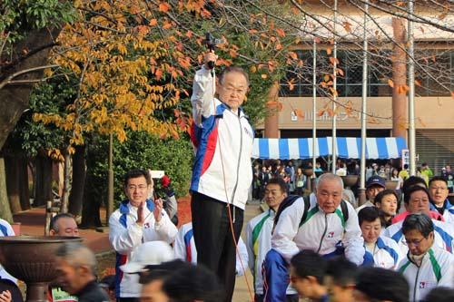 第35回川口マラソン大会でスターターを務める市長の写真