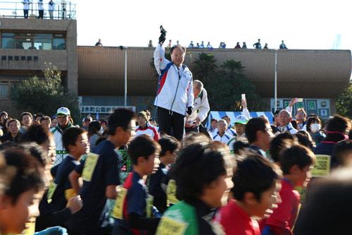 第33回川口マラソン大会でスターターを務める市長の写真