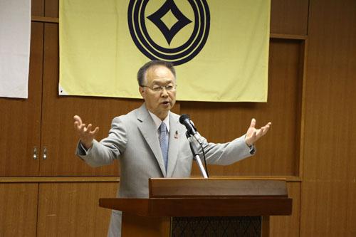 文化交流使節団の小学生にスピーチをする市長の写真