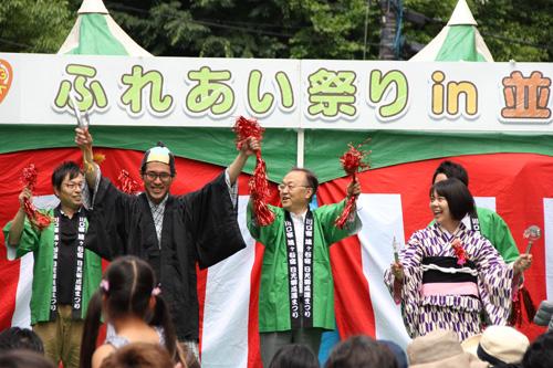 ふれあい祭りin並木でポーズを取る市長の写真