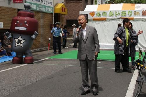 ふれあい祭りin並木でスピーチする市長の写真