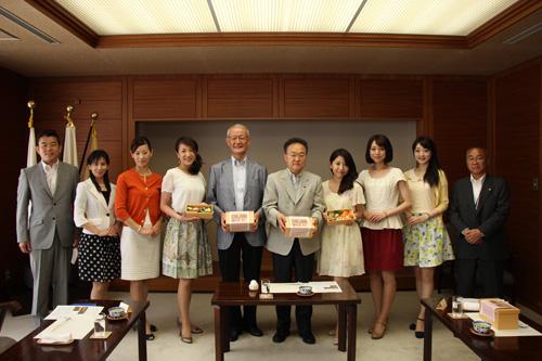 御成姫弁当試食会で記念撮影する市長の写真
