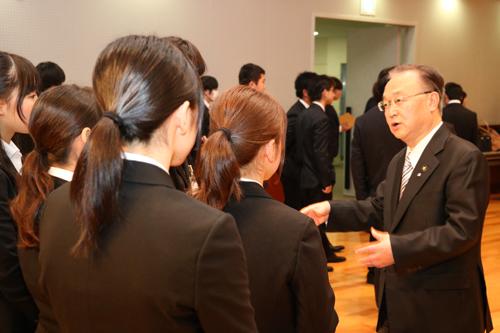 新社会人と話をする市長の写真