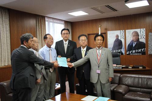 拉致問題早期解決を求める要望書を提出する市長の写真