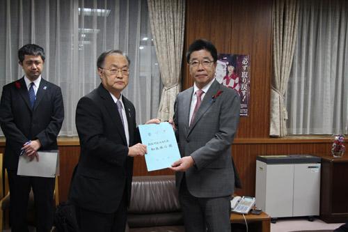 拉致問題早期解決を求める要望書及び署名を提出する市長の写真