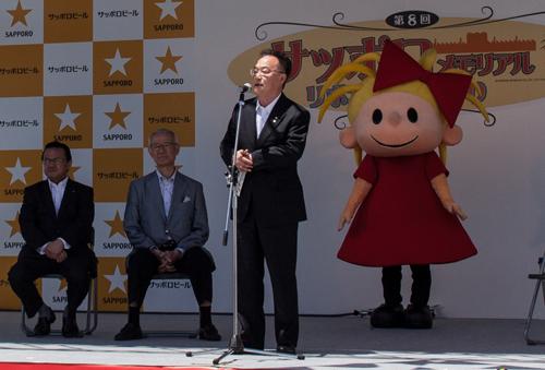 リボンシティまつりでスピーチする市長の写真