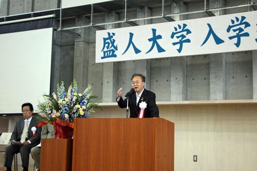 盛人大学入学式でスピーチする市長の写真