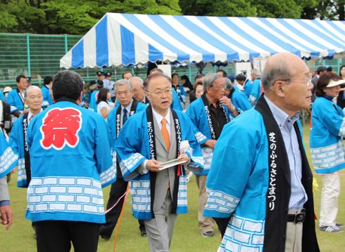 法被を着て歩いている市長の写真