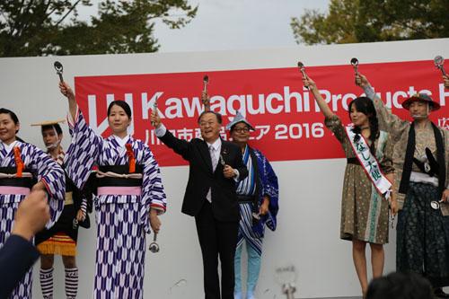 川口市産品フェア2016でポーズを取る市長の写真