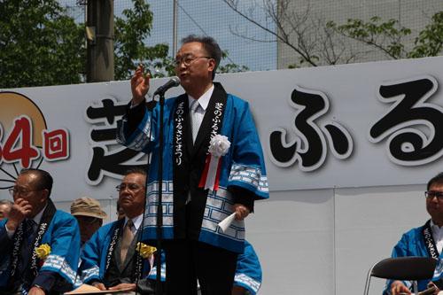 第34回芝のふるさとまつりでスピーチする市長の写真