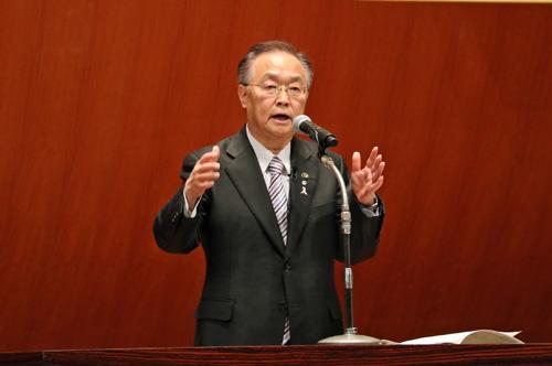 川口市表彰式でスピーチをする市長の写真