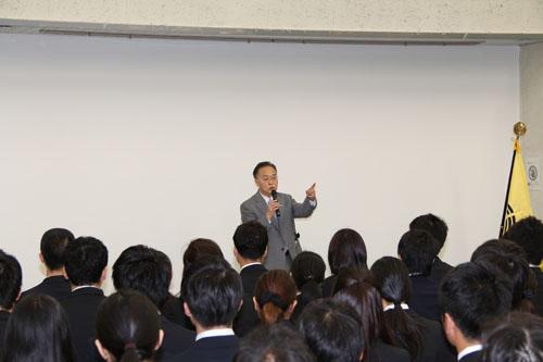 平成28年度新規採用職員辞令交付式でスピーチする市長の写真