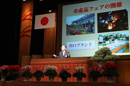新春交礼会ででスピーチする市長の写真