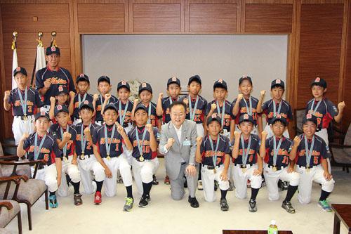 東内野少年ソフトボールチームと記念撮影する市長の写真