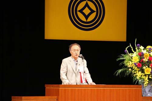 第52回川口市交通安全市民総ぐるみ大会でスピーチする市長の写真
