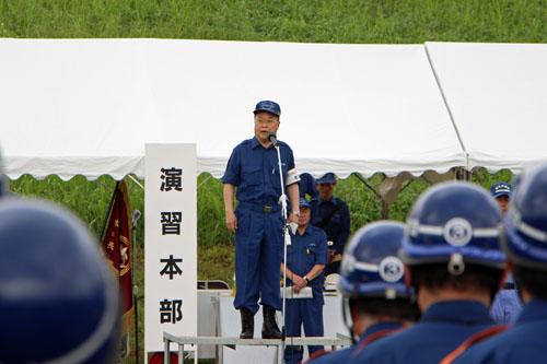 荒川左岸水害予防組合水防演習でスピーチする市長の写真