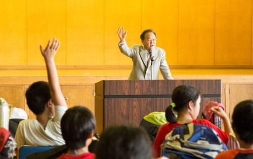 少年少女消防体験教室でスピーチする市長の写真