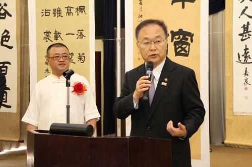 日中友好青少年書道交流展でスピーチする市長の写真