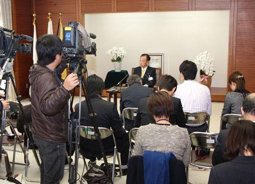 市役所本庁で市長就任会見を行なう市長の写真